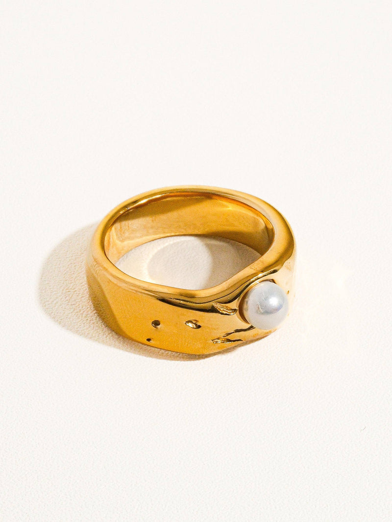 Floating Pearl Band Ring